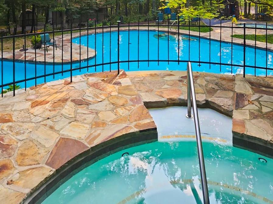 Chalet W Hot Tub, Large Deck, Grill, & Fast Wifi เบิร์กลีย์สปริงส์ ภายนอก รูปภาพ