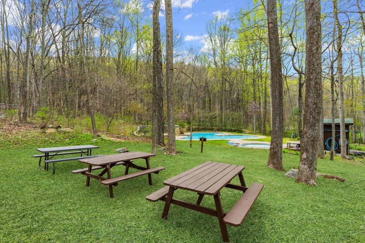 Chalet W Hot Tub, Large Deck, Grill, & Fast Wifi เบิร์กลีย์สปริงส์ ภายนอก รูปภาพ