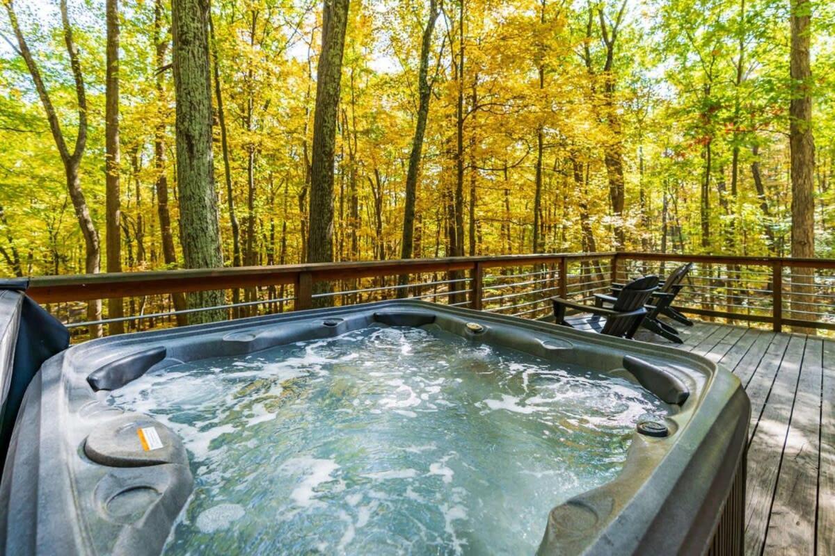Chalet W Hot Tub, Large Deck, Grill, & Fast Wifi เบิร์กลีย์สปริงส์ ภายนอก รูปภาพ