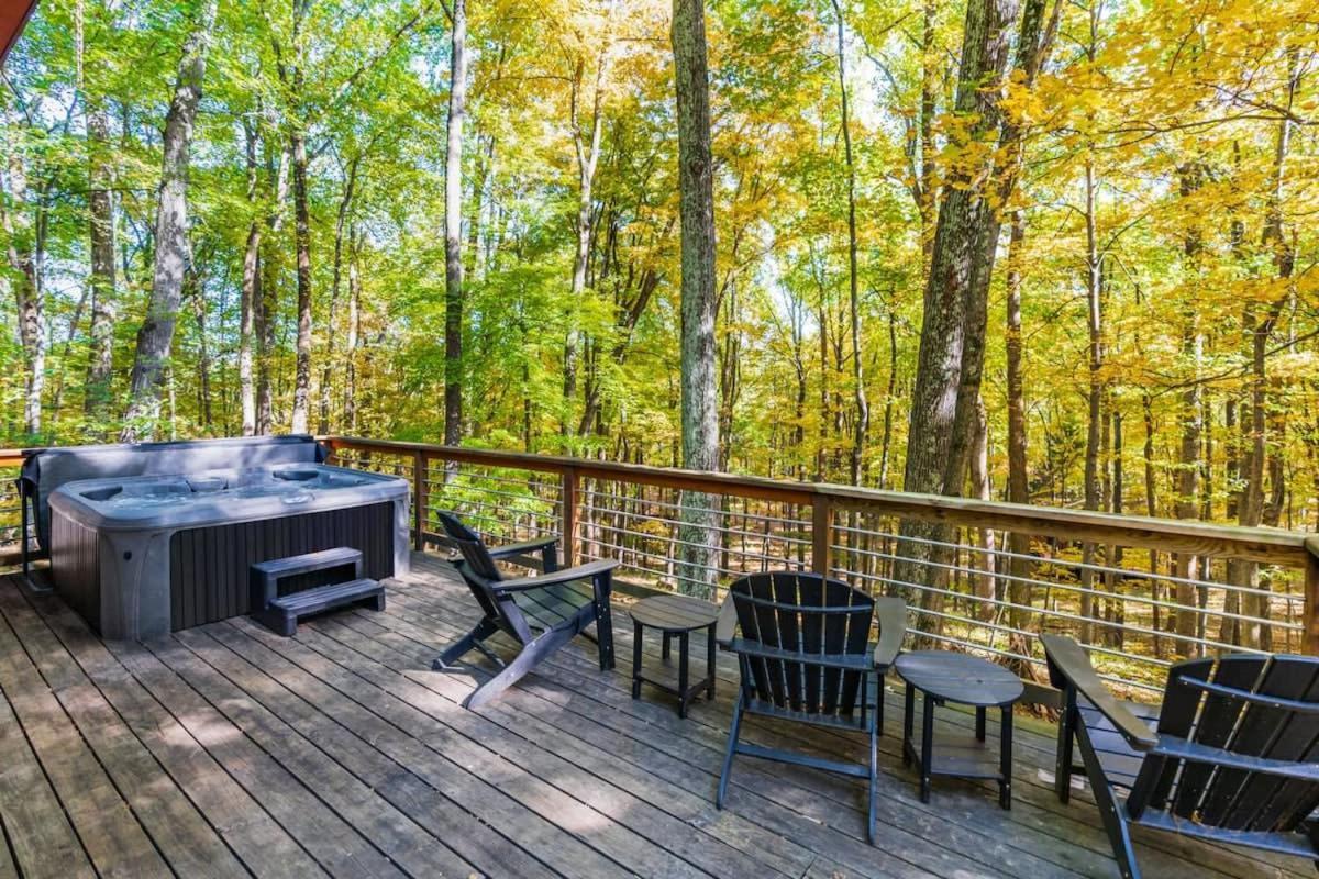 Chalet W Hot Tub, Large Deck, Grill, & Fast Wifi เบิร์กลีย์สปริงส์ ภายนอก รูปภาพ