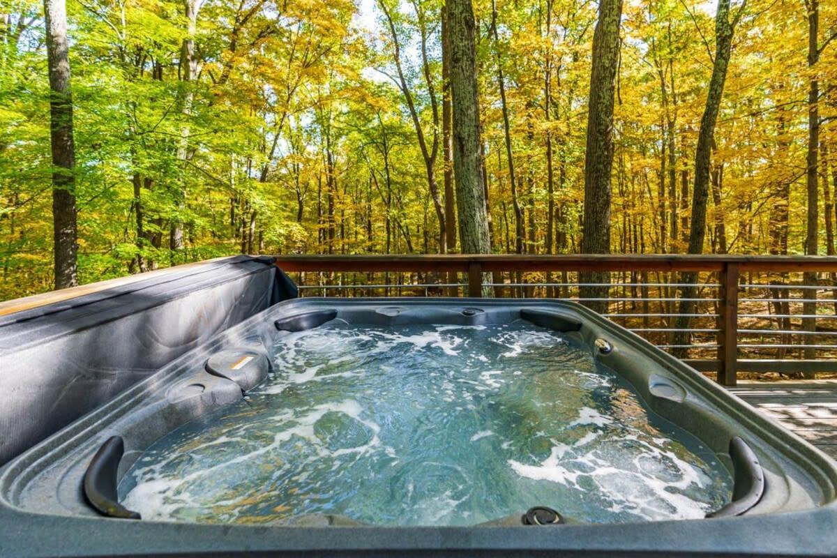 Chalet W Hot Tub, Large Deck, Grill, & Fast Wifi เบิร์กลีย์สปริงส์ ภายนอก รูปภาพ