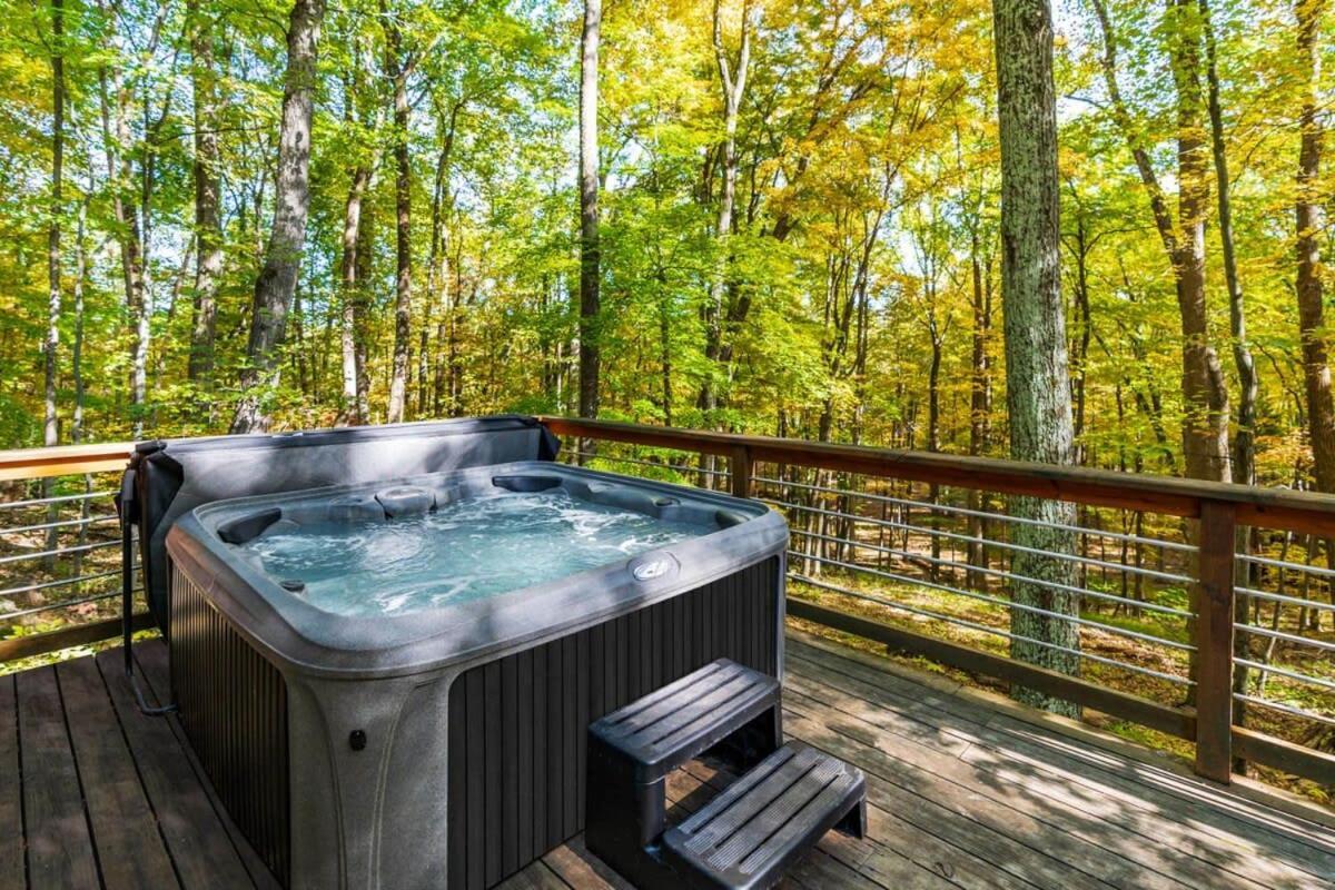 Chalet W Hot Tub, Large Deck, Grill, & Fast Wifi เบิร์กลีย์สปริงส์ ภายนอก รูปภาพ