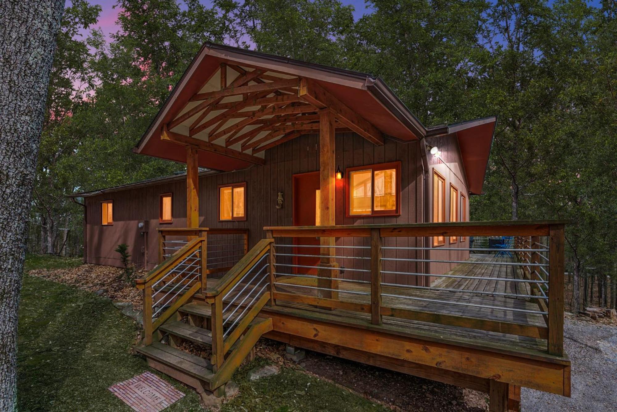 Chalet W Hot Tub, Large Deck, Grill, & Fast Wifi เบิร์กลีย์สปริงส์ ภายนอก รูปภาพ