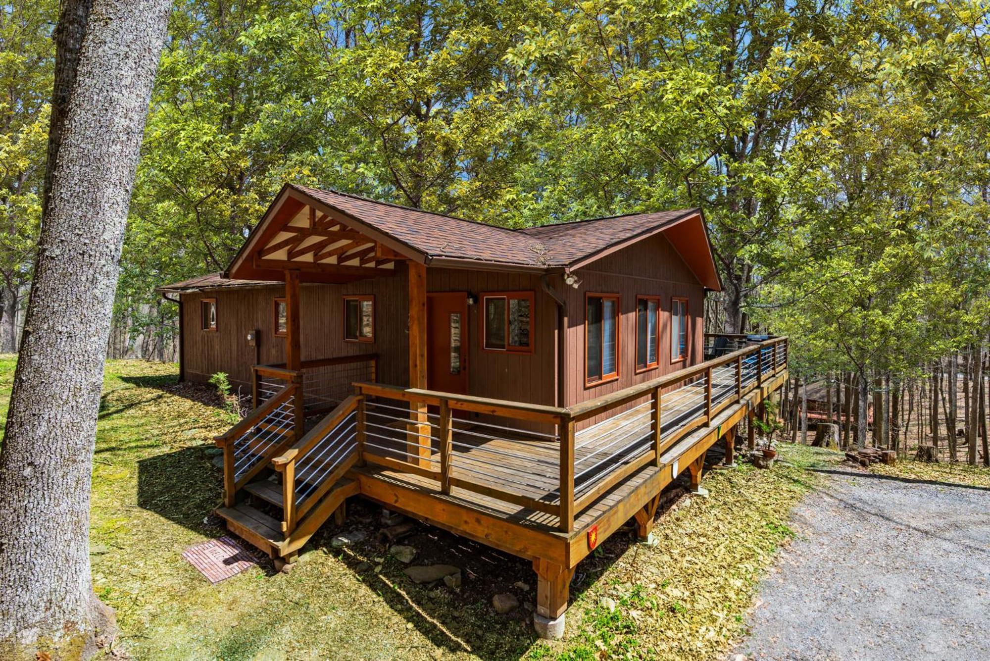 Chalet W Hot Tub, Large Deck, Grill, & Fast Wifi เบิร์กลีย์สปริงส์ ภายนอก รูปภาพ