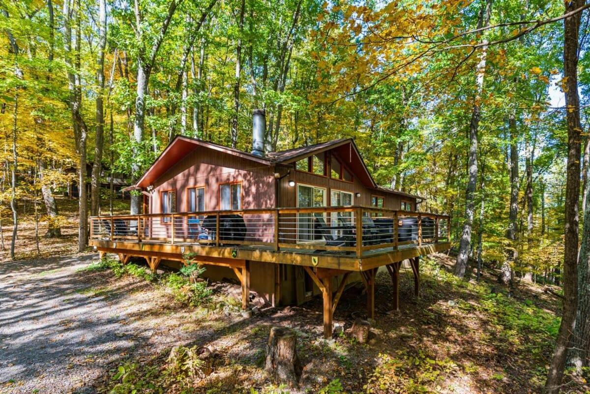 Chalet W Hot Tub, Large Deck, Grill, & Fast Wifi เบิร์กลีย์สปริงส์ ภายนอก รูปภาพ