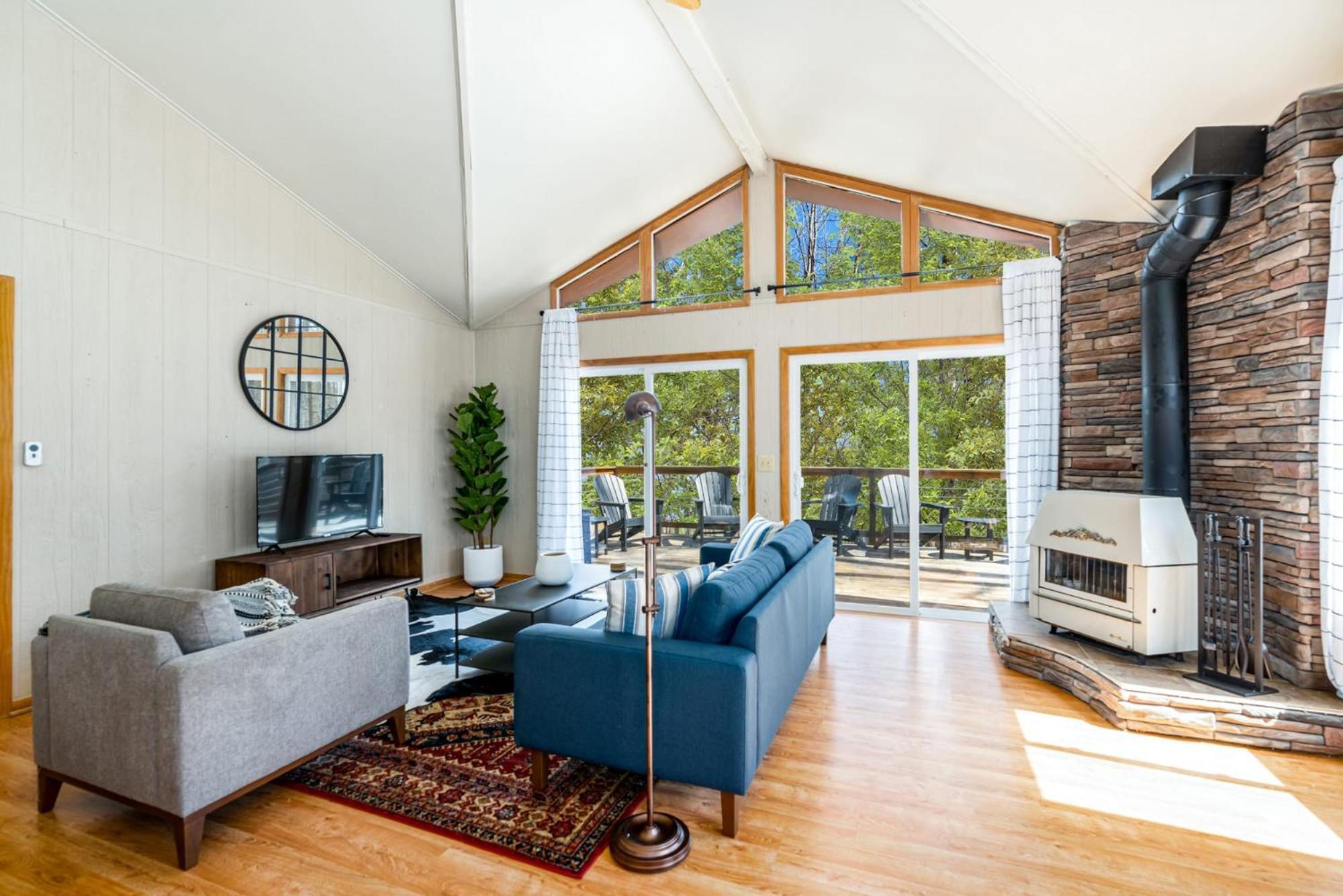 Chalet W Hot Tub, Large Deck, Grill, & Fast Wifi เบิร์กลีย์สปริงส์ ภายนอก รูปภาพ