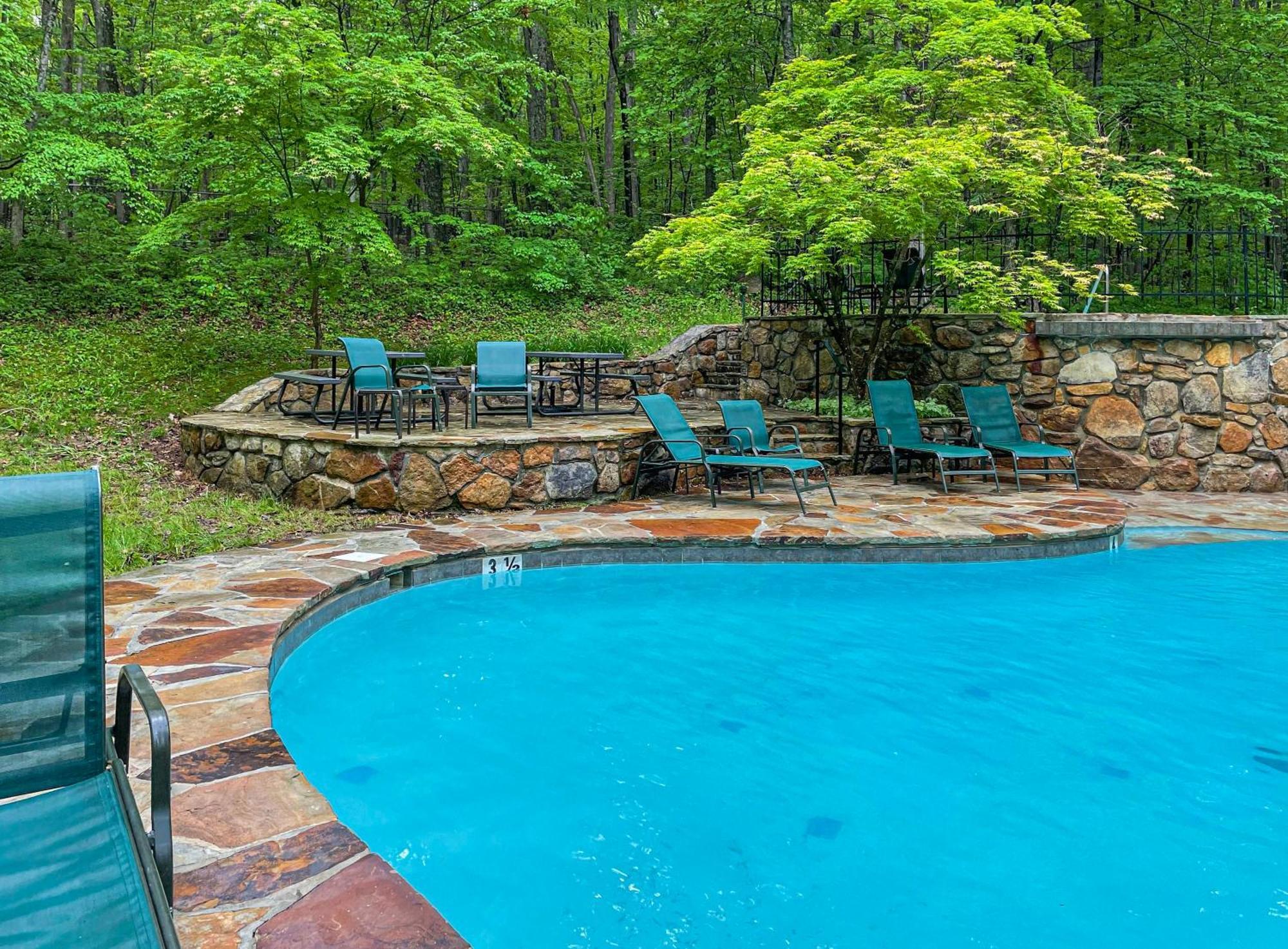Chalet W Hot Tub, Large Deck, Grill, & Fast Wifi เบิร์กลีย์สปริงส์ ภายนอก รูปภาพ